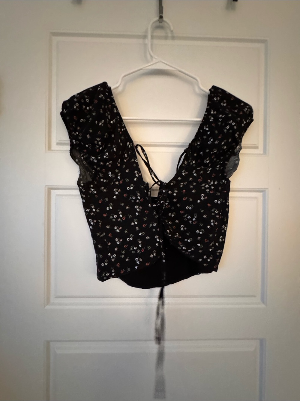 Aeropostale Black Floral Tie-Back Crop Top